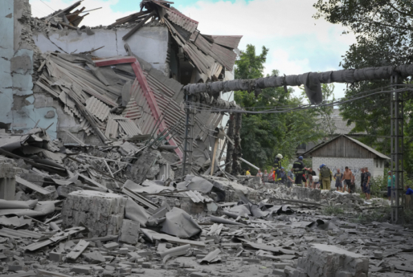 ▲우크라이나 루한스크주 리시찬스크에서 지난 6월 16일(현지시간) 러시아군 공격 이후 구조대원과 지역 주민들이 무너진 건물 잔해에서 시신을 수습하고 있다. 리시찬스크/AP뉴시스