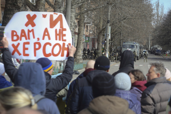 ▲우크라이나 헤르손에서 3월 14일 주민들이 러시아군에 맞서 점령 반대 시위를 벌이고 있다. 헤르손/AP뉴시스