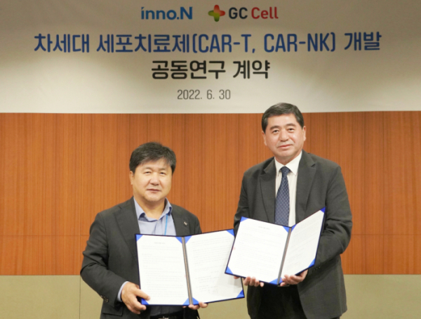▲곽달원 HK이노엔 대표(왼쪽)와 박대우 GC셀 박대우 대표가 계약 체결 기념사진을 촬영하고 있다.   (사진제공=HK이노엔)