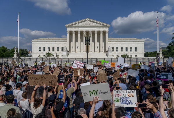 ▲낙태권 폐지에 반대하는 시민들이 지난달 24일 대법원 앞에서 시위를 벌이고 있다. 워싱턴D.C./AP뉴시스

