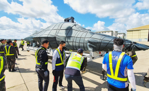 ▲영국 스탠스테드 공항에 도착한 블랙이글스 항공기 T-50B의 환적 작업을 진행하고 있다. (사진제공=CJ대한통운)