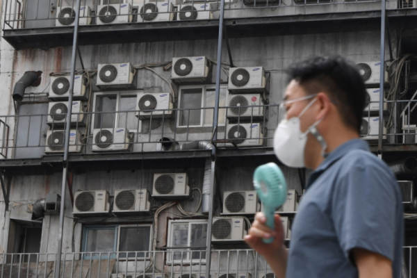 ▲4일 서울 중구 한 건물 외벽에 설치된 에어컨 실외기가 뜨거운 바람을 뿜어내고 있다. (이투데이DB)
