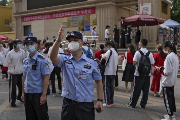 ▲중국 상하이에서 지난달 7일 경찰들이 학생들을 통제하고 있다. 상하이/AP뉴시스
