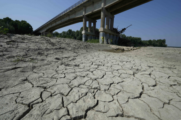 ▲6월 15일 70년 만에 최악의 가뭄으로 이탈리아 북부지역의 포 강이 말라 땅이 갈라졌다. 보레토/AP뉴시스