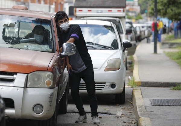 ▲베네수엘라 수도 카라카스의 한 주유에서 한 운전자가 하염없이 차량 주유순서를 기다리고 있다. 베네수엘라는 세계 최대 산유국 중 하나지만 국내 수요를 충족시킬 만한 원유를 정제하지 못하고 있다.(AP/뉴시스)

