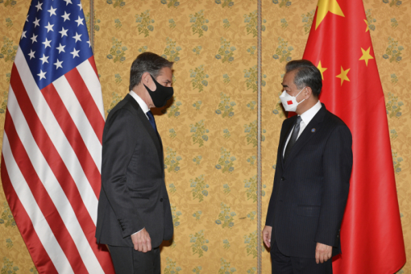 ▲토니 블링컨 미국 국무부 장관과 왕이 중국 외교 부장이 지난해 10월 31일(현지시간) 이탈리아 로마에서 열린 G20 정상회의에서 만나고 있다. 로마/AP뉴시스