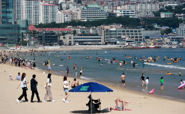 ▲(연합뉴스) 1일 오후 부산 해운대해수욕장에서 피서객들이 물놀이를 즐기고 있다.
