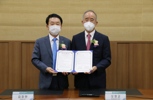 ▲김장현 한전KDN사장(왼쪽), 오영교 동반성장위원장이 6일 김대중컨벤션센터에서 ‘동반성장 협력사 PR챌린지’ 업무 협약을 체결하고 기념사진을 촬영하고 있다. (사진제공=동반성장위원회)