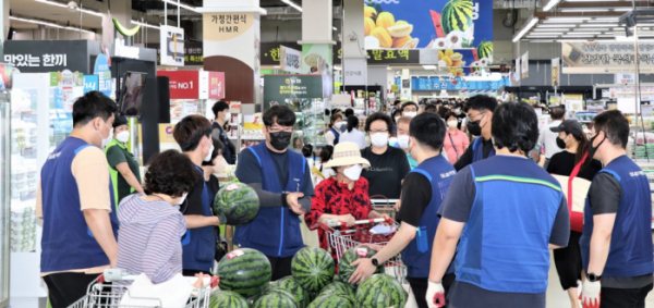 ▲7일 서울 농협유통 하나로마트 양재점에서 열린 수박 반값 할인 행사. (사진제공=농협중앙회)