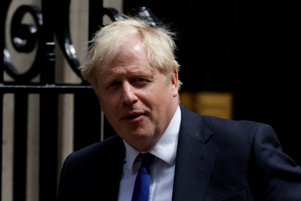 ▲보리스 존슨 영국 총리가 6일(현지시간) 총리 관저로 들어가고 있다. 런던/로이터연합뉴스
