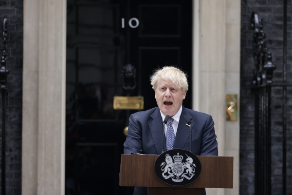▲보리스 존슨 영국 총리가 7일(현지시간) 총리 관저 앞에서 자신의 사임을 공식 표명하고 있다. 런던/EPA연합뉴스 

