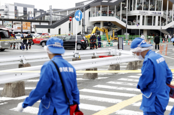 ▲8일 일본 경찰들이 아베 신조 전 일본 총리가 총격을 받은 일본 나라현 나라시 사건 현장을 조사하고 있다. (나라AP/연합뉴스)