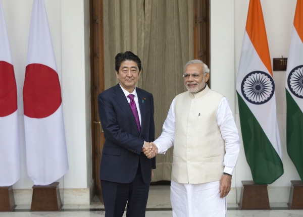 ▲아베 신조 전 일본 총리와 나렌드라 모디 인도 총리가 2015년 12월 12일 뉴델리에서 악수하고 있다. 뉴델리/AP뉴시스
