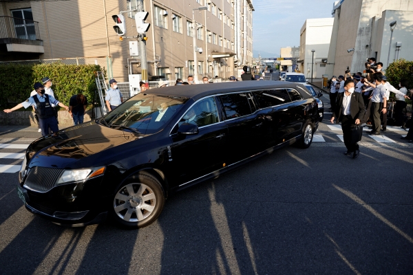 ▲아베 신조 전 일본 총리 시신을 태운 차량이 9일 병원을 빠져나가고 있다. 나라/로이터연합뉴스
