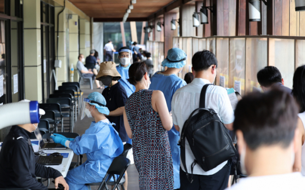 ▲7일 오전 서울 송파구 보건소 선별진료소가 검사를 받으려는 시민들로 붐비고 있다.  (연합뉴스)