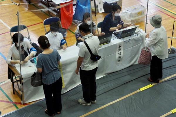 ▲일본 도쿄의 한 투표소에서 10일 유권자들이 참의원 선거 투표 용지를 배부받고 있다. 도쿄/AFP연합뉴스
