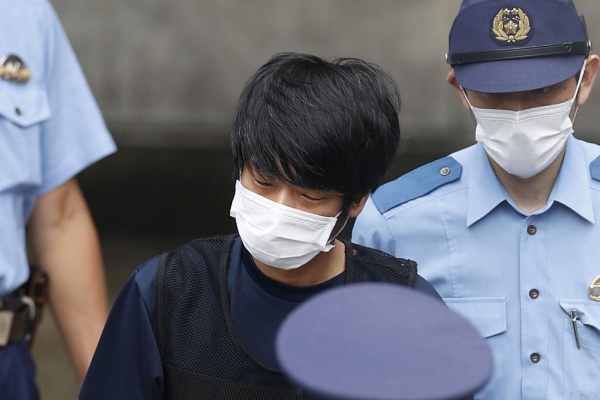 ▲아베 신조 전 일본 총리 저격범 야마가미 데쓰야가 10일 경찰서에서 나오고 있다. 
 (AP/뉴시스)