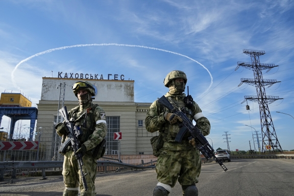 ▲우크라이나 헤르손 수력발전소 앞에 5월 20일 러시아군이 경계근무를 서고 있다. 헤르손/AP뉴시스
