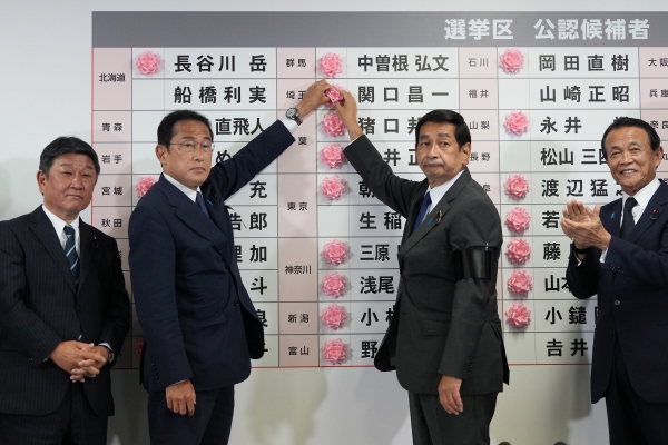▲기시다 후미오(왼쪽에서 두 번째) 일본 총리와 자민당 간부들이 10일 선거사무소에서 실시간 투표 현황을 살피고 있다. 도쿄/EPA연합뉴스
