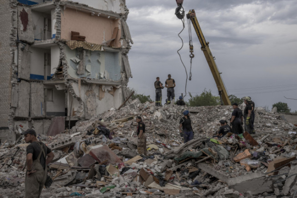 ▲10일(현지시간) 우크라이나 동부 도네츠크주 차시우 야르 마을의 주거용 건물이 러시아군의 공습으로 무너졌다. 차시우 야르/AP뉴시스