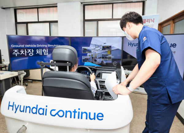 ▲현대자동차는 지속가능경영을 위한 글로벌 CSV 프로젝트 ‘Hyundai Continue(현대 컨티뉴)’의 일환으로 국립재활원, 충남대병원, 부산대병원, 안전생활실천시민연합과 함께 운전 재활 지원 프로그램을 운영 중이라고 밝혔다. 사진은 국립재활원에서 가상운전 시뮬레이터를 활용하는 모습. (사진제공=현대자동차)