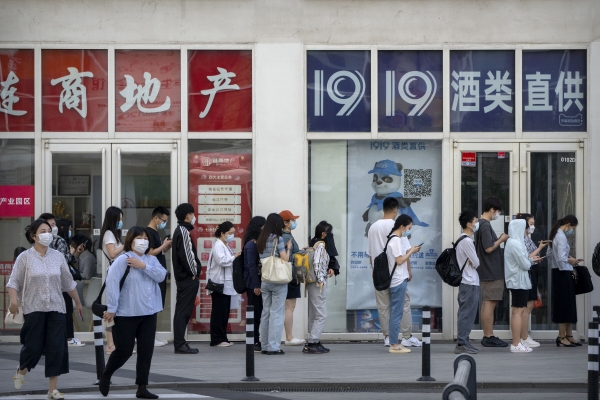 ▲5월 31일 중국 베이징에서 출근하려는 사람들이 신종 코로나바이러스 감염증(코로나19) 검사 음성 결과지 확인을 위해 줄을 서서 기다리고 있다. 베이징/AP뉴시스
