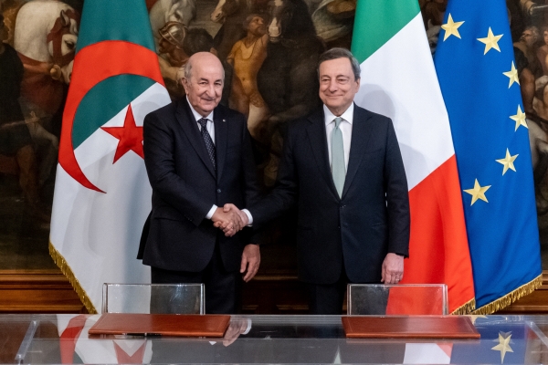 ▲마리오 드라기(왼쪽) 이탈리아 총리가 5월 26일(현지시간) 로마에서 압델마드지드 테분 알제리 대통령를 만나 악수하고 있다. 로마/AP뉴시스
