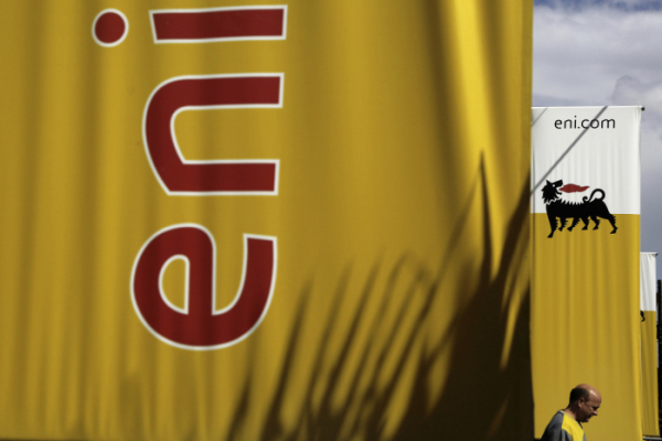 ▲이탈리아 최대 에너지회사 에니(Eni) 회사 로고가 그려진 깃발이 보인다. AP뉴시스