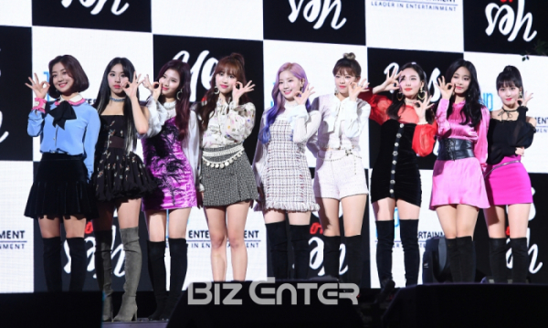 ▲그룹 트와이스가 JYP엔터테인먼트와 재계약을 체결했다.(비즈엔터DB)