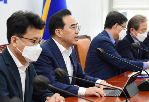 ▲더불어민주당 박홍근 원내대표가 12일 국회에서 열린 원내대책회의에서 발언하고 있다. (국회사진기자단)