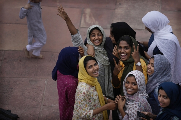 ▲인도 뉴델리에서 10일 시민들이 모스크에 모여 종교행사를 즐기고 있다. 뉴델리/AP뉴시스
