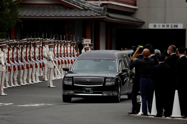 ▲고(故) 아베 신조 전 일본 총리의 시신을 실은 영구차가 12일 도쿄에서 가족장이 끝나고 나서 장례식이 열린 사찰을 떠나고 있다. 도쿄/로이터연합뉴스 
