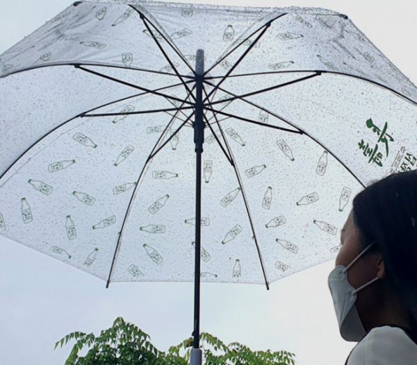 ▲이마트24가 판매하는 장수막걸리 우산(사진제공=이마트24)