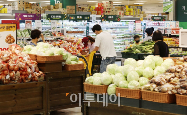 ▲서울의 한 대형마트에서 시민들이 장을 보고 있다.  (이투데이DB)