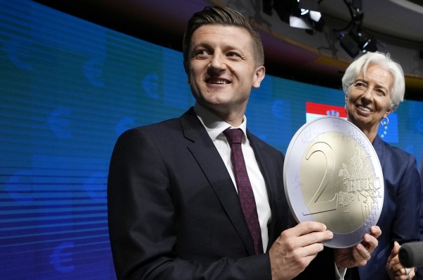 ▲즈드라브코 마리치 크로아티아 재무장관이 12일(현지시간) 브뤼셀에서 유로 동전 모형을 들고 있다. 브뤼셀/AP뉴시스
