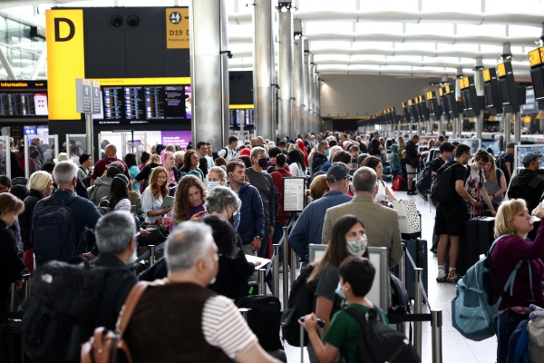 ▲영국 런던 히드로공항의 제2터미널에서 지난달 27일 승객들이 항공편 탑승에 앞서 체크인을 위해 줄을 서 있다. 런던/로이터연합뉴스 
