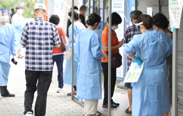 ▲(연합뉴스) 13일 대구 달서구보건소 선별진료소에서 시민들이 검사를 받고 있다.
