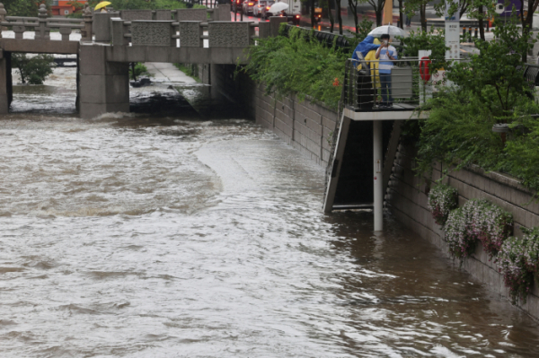 ▲13일 서울에 많은 비가 내리면서 청계천 산책로에 물이 넘치고 있다.  (연합뉴스)