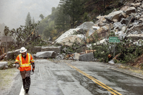 ▲미국 캘리포니아 북부 플루마스 카운티에 지난해 10월 24일(현지시간) 폭우로 산사태가 발생해 도로가 막혀있다. 플루마스/AP뉴시스