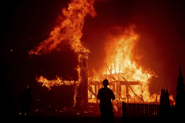 ▲2018년 11월 8일(현지시간) 캘리포니아 파라다이스에서 이른바 '캠프파이어'로 불리는 대형 산불로 주택이 화염에 휩싸여있다. 파라다이스/AP뉴시스