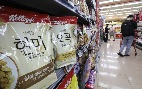 ▲(뉴시스) 14일 오후 서울 시내  한 대형마트에서 한 시민이 곡물 과자를 고르고 있다.

