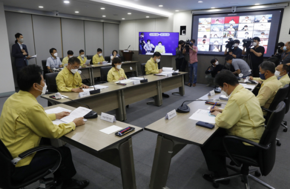 ▲오세훈 서울시장이 15일 화상으로 코로나19와 폭염 관련해 자치구 구청장회의를 주재하고 있다. (뉴시스)