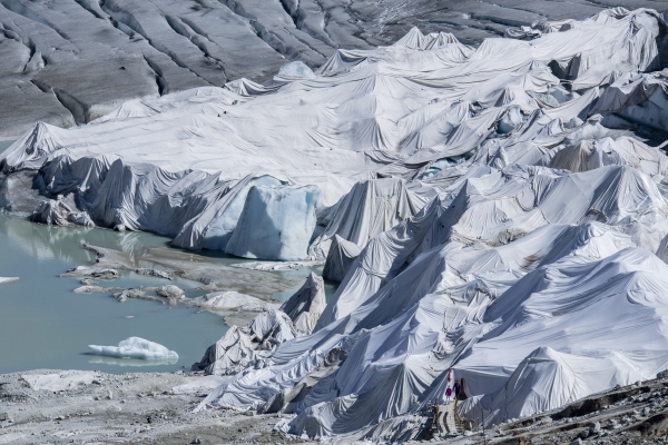 ▲13일(현지시간) 스위스 푸르카패스 인근 글레처에 있는, 알프스에서 가장 오래된 론 빙하 일부가 녹는 것을 방지하기 위해 특수 흰색 천에 덮여 있다. (AP/뉴시스)
