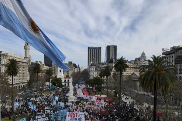 ▲14일(현지시간) 아르헨티나 부에노스아이레스의 5월 광장에서 실직 보조금 프로그램 확대 등을 요구하는 시위대가 몰려있다. 부에노스아이레스/AP뉴시스