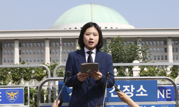 ▲더불어민주당 박지현 전 공동비상대책위원장이 15일 국회 정문 앞에서 기자회견을 열고 차기 당대표 경선 출마 선언을 하고 있다.  (국회사진기자단)