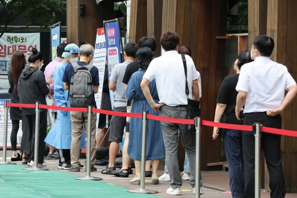 ▲코로나19 검사를 위해 시민들이 선별검사소 앞에 줄을 서고 있다. (연합뉴스)
