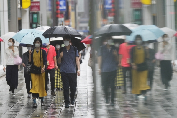 ▲일본 도쿄에서 14일 시민들이 거리를 걷고 있다. 도쿄/AP연합뉴스
