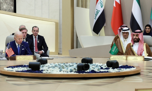 ▲사우디아라비아를 방문한 조 바이든(왼쪽) 미국 대통령이 지난달 16일(현지시간) 무함마드 빈 살만 사우디 왕세자와 함께 제다에서 열린 ‘걸프협력회의(GCC)+3’ 정상회의에 참석하고 있다. 제다/로이터연합뉴스
