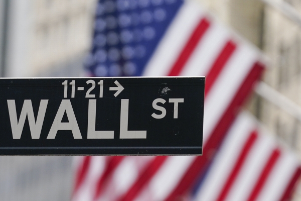 ▲미국 뉴욕증권거래소(NYSE) 앞에 월가를 가리키는 표지판이 보인다. 뉴욕/AP뉴시스
