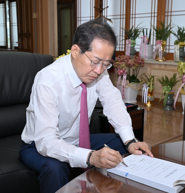 ▲(사진제공=대구시)1일 홍준표 대구시장이 집무실에서 사무인수서에 서명하고 있다.
